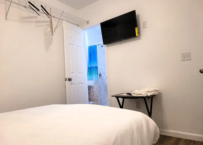 One In A Renovated Duplex House Near Fsu Habitación en casa particular *