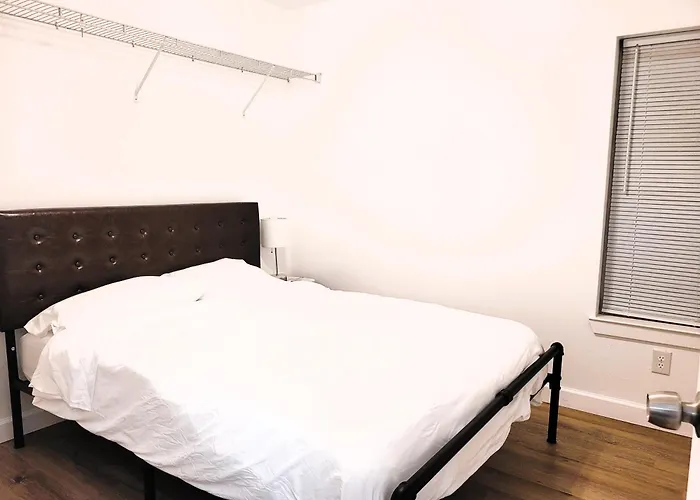 One In A Renovated Duplex House Near Fsu Habitación en casa particular